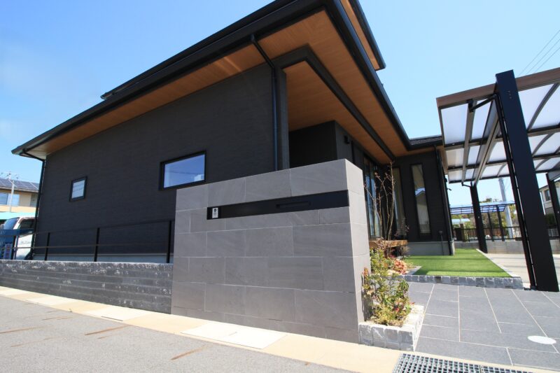 木調の温もりと石の質感が織りなす、上質なアプローチ